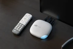 Thiết kế của Bộ giải mã FPT TV 4K FX6 được lấy cảm hứng từ những viên đá cuội rất nhỏ gọn, bo cong ở các góc. (Ảnh: PV/Vietnam+)