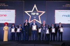 Ông Đặng Triều Dương, Trưởng phòng Kinh doanh, Trung tâm Công nghệ thông tin MobiFone nhận danh hiệu TOP 10 Doanh nghiệp Cung cấp nền tảng chuyển đổi số. (Ảnh: MobiFone)