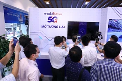 Các khách hàng trải nghiệm tốc độ 5G của MobiFone. (Ảnh: MobiFone)