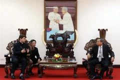 Phó Chủ tịch UBND tỉnh An Giang Lê Văn Nưng (bên phải) trao đổi với Đức Tổng giám mục Marek Zalewski tại buổi tiếp. (Ảnh: Công Mạo/TTXVN)