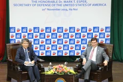 Bộ trưởng Quốc phòng Hoa Kỳ Mark Esper trao đổi với sinh viên Học viện Ngoại giao. (Ảnh: Dương Giang/TTXVN)