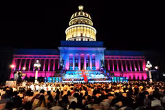 Tòa nhà Capitolio – trụ sở Quốc hội Cuba và công trình kiến trục đồ sộ nhất La Habana - trở nên lung linh trong Đại nhạc hội. (Ảnh: Lê Hà/TTXVN)