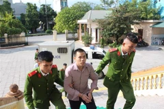 Bị cáo Bùi Văn Thuấn được lực lượng chức năng dẫn giải vào phòng xét xử. (Ảnh: Vũ Hà/TTXVN)