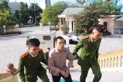 Bị cáo Bùi Văn Thuấn được lực lượng chức năng dẫn giải vào phòng xét xử. (Ảnh: Vũ Hà/TTXVN)