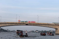 Du khách tham quan nông trại sạch. (Ảnh: Ánh Tuyết/TTXVN)
