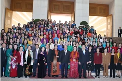 Thủ tướng Nguyễn Xuân Phúc, Chủ tịch Quốc hội Nguyễn Thị Kim Ngân, các đồng chí lãnh đạo, nguyên lãnh đạo Đảng, Nhà nước và các đại biểu nữ Quốc hội khoá XIV. (Ảnh: Thống Nhất/TTXVN)