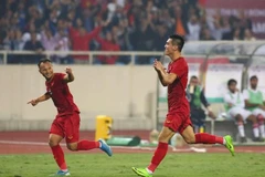 [Video] Cổ động viên vỡ òa với chiến thắng của Việt Nam trước UAE