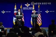 Bộ trưởng Quốc phòng Hàn Quốc Jeong Kyeong-doo (phải) và người đồng cấp Mỹ Mark Esper tại cuộc họp báo sau Hội nghị Tham vấn An ninh (SCM) lần thứ 51 ở Seoul ngày 15/11/2019. (Ảnh: Yonhap/TTXVN)