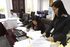 Hoạt động của kiểm toán viên Kiểm toán Nhà nước tại Ngân hàng Phát triển Nhà đồng bằng sông Cửu Long, Chi nhánh Hà Nội. (Ảnh: Phạm Hậu/TTXVN)