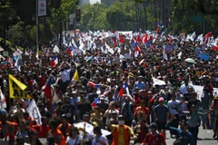 Người dân tham gia biểu tình phản đối Chính phủ tại Santiago, Chile, ngày 23/10/2019. (Ảnh: AFP/ TTXVN)