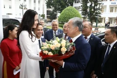 Sinh viên Trường Đại học Hà Nội tặng hoa Chủ tịch Hạ viện Cộng hòa Kazakhstan Nurlan Nigmatulin. (Ảnh: Văn Điệp/TTXVN)