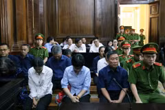Các bị cáo tại phiên tòa ngày 15/11. (Ảnh: Thành Chung/TTXVN)