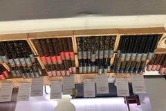 Trà được đựng trong những chiếc lọ xinh xắn. (Nguồn: Vietnam+)