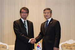 Bộ trưởng Quốc phòng Nhật Bản Taro Kono (trái) và Bộ trưởng Quốc phòng Hàn Quốc Jeong Kyeong-doo trong cuộc gặp tại Bangkok, Thái Lan, ngày 17/11/2019. (Ảnh: Yonhap/TTXVN)