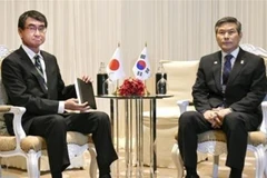Bộ trưởng Quốc phòng Nhật Bản Taro Kono (trái) và Bộ trưởng Quốc phòng Hàn Quốc Jeong Kyeong-doo trong cuộc gặp tại Bangkok, Thái Lan, ngày 17/11/2019. (Ảnh: Kyodo/ TTXVN)