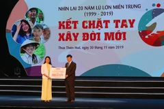 Đại diện nhà tài trợ trao bảng biểu trưng hỗ trợ xây dựng 125 căn nhà cho người dân tỉnh Thừa Thiên- Huế. (Ảnh: Đỗ Trưởng/Vietnam+)