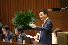 Bộ trưởng Bộ Thông tin và Truyền thông Nguyễn Mạnh Hùng trả lời chất vấn của các đại biểu Quốc hội. (Ảnh: Dương Giang/TTXVN)