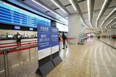 Cảnh vắng vẻ tại nhà ga Tây Kowloon ở Hong Kong, Trung Quốc do ảnh hưởng bởi các cuộc biểu tình ngày 2/10. (Ảnh: THX/TTXVN)