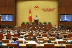 Bộ trưởng Bộ Thông tin và Truyền thông Nguyễn Mạnh Hùng trả lời chất vấn của các đại biểu Quốc hội. (Ảnh: Doãn Tấn/TTXVN)