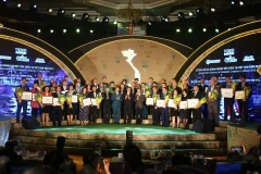 Công bố và trao chứng nhận cho 40 doanh nghiệp bền vững 2019. (Ảnh: Minh Quyết/TTXVN)