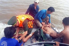 Sơ cứu nạn nhân bị ngạt khí. (Ảnh: TTXVN phát)