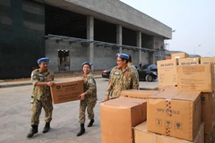 Lực lượng Bệnh viện dã chiến cấp 2 số 2 tập kết trang thiết bị chuẩn bị lên đường tham gia Gìn giữ hoà bình Liên hợp quốc. (Ảnh: Dương Giang/TTXVN)