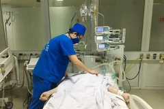 Sản phụ Hồ Thị Mơ, sinh năm 1992, ở xóm Thành Công, xã Quỳnh Long, huyện Quỳnh Lưu đang trong tình trạng nguy kịch và được chăm sóc đặc tại Bệnh viện hữu nghị đa khoa Nghệ An. (Ảnh: TTXVN phát)