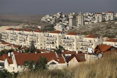 Quang cảnh khu định cư ở Đông Jerusalem (phía trước). (Ảnh: AFP/TTXVN)