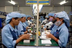 Công nhân sản xuất linh kiện điện tử tại Nhà máy Canon có vốn đầu tư Nhật Bản thuộc Khu Công nghiệp Phố Nối A. (Ảnh: Phạm Kiên/TTXVN)