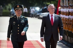 Bộ trưởng Quốc phòng Mỹ James Mattis (phải) và người đồng cấp Trung Quốc Ngụy Phụng Hòa. (Nguồn: AFP)