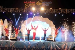 Biểu diễn nghệ thuật phục vụ người dân và du khách tại đêm khai mạc. (Ảnh: Trần Lê Lâm/TTXVN)