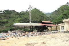 Hàng trăm tấn rác thải được tập kết nhưng chưa được xử lý vì không có kinh phí gây ô nhiễm môi trường. (Ảnh: Minh Tâm/TTXVN)