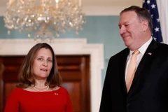 Ngoại trưởng Mỹ Mike Pompeo (phải) và người đồng cấp Canada Chrystia Freeland. (Nguồn: AP)