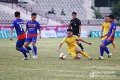 Một pha tranh bóng trong trận đấu. (Nguồn: Báo Nghệ An