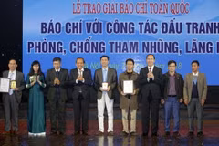 Chủ tịch nước Trần Đại Quang trao giải A Giải Báo chí với công tác đấu tranh phòng, chống tham nhũng, lãng phí. (Ảnh: Nguyễn Dân/TTXVN)
