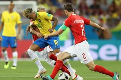 Neymar (giữa) trong vòng vây các cầu thủ đội tuyển Thụy Sĩ. (Nguồn: THX/TTXVN)