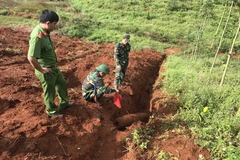 Quả bom một người dân phát hiện khi đào rãnh trên rẫy. (Ảnh: Ban Chỉ huy quân sự huyện Tuy Đức cung cấp)