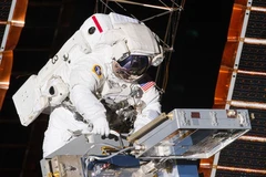 Nhà du hành Drew Feustel thực hiện chuyến đi bộ ngoài không gian ngày 20/5/2011. (Nguồn: NASA/Zee News/TTXVN)