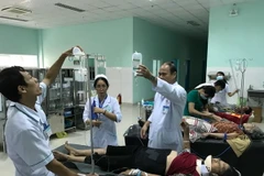 Các nạn nhân được cấp cứu tại Bệnh viện Đa khoa tỉnh Kon Tum. (Ảnh: Cao Nguyên/TTXVN)