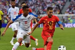 Eden Hazard (phải) tranh bóng với Gabriel Torres của Panama trong trận đấu bảng G tại World Cup 2018. (Nguồn: THX/TTXVN)