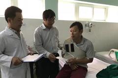 Thăm, tặng quà cho các nạn nhân đang điều trị tại Bệnh viện Đa khoa tỉnh Kon Tum. (Ảnh: Cao Nguyên/TTXVN)