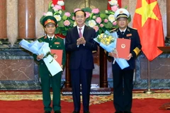 Chủ tịch nước Trần Đại Quang trao Quyết định thăng quân hàm cho Thượng tướng Phạm Hồng Hương, Phó Đô đốc Hải quân Phạm Hoài Nam. (Ảnh: Nhan Sáng/TTXVN)