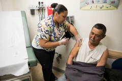 Bệnh nhân được điều trị tại trung tâm y tế Esperanza ở Philadelphia, Mỹ. (Nguồn: AFP/TTXVN)