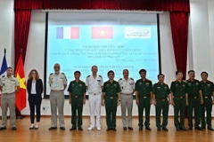 Các đại biểu chụp ảnh chung sau buổi tọa đàm. (Ảnh: Dương Giang/TTXVN)