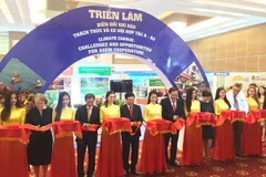 Phó Thủ tướng Phạm Bình Minh và các đại biểu cắt băng khai mạc triển lãm. (Ảnh: Hồng Giang/TTXVN)