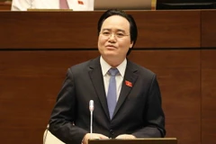 Bộ trưởng Bộ Giáo dục và Đào tạo Phùng Xuân Nhạ trả lời chất vấn của Đại biểu Quốc hội. (Ảnh: Phương Hoa/TTXVN)