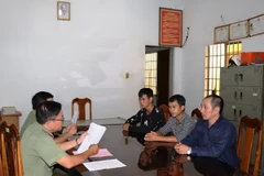 Các đối tượng có hành vi kích động, xúi giục công nhân đình công, biểu tình được Công an huyện Dương Minh Châu, Tây Ninh triệu tập. (Ảnh: Lê Đức Hoảnh/TTXVN)