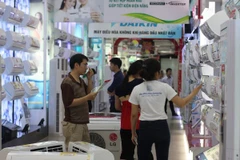 Các sản phẩm bán chạy trong thời điểm nắng nóng chủ yếu là các sản phẩm điều hòa một chiều giá rẻ. (Ảnh: PV/Vietnam+)