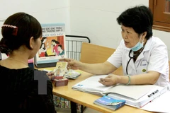 Truyền thông, điều trị dự phòng lây truyền HIV từ mẹ sang con. (Ảnh: Dương Ngọc/TTXVN)