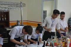 Các thanh niên có hoàn cảnh khó khăn được REACH tài trợ học nghề pha chế miễn phí. (Ảnh: REACH)